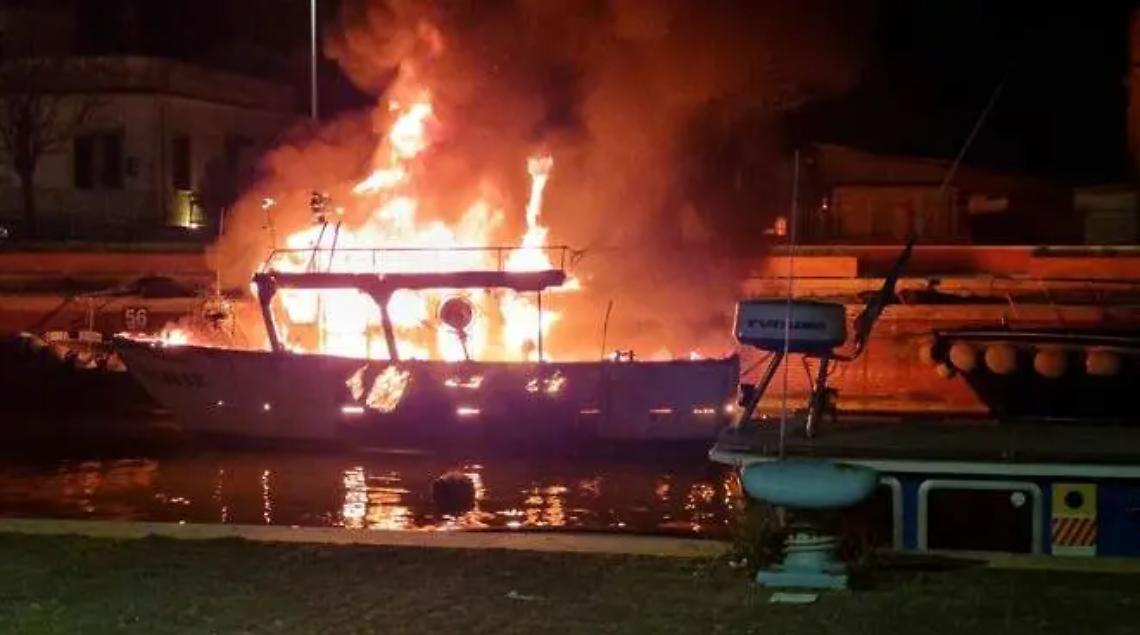 Notte di paura nel porto canale: barca avvolta dalle fiamme trasportata dalla corrente