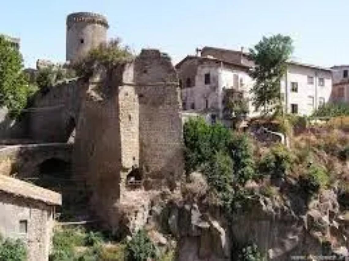 Proseguono i lavori per il consolidamento della rupe tufacea