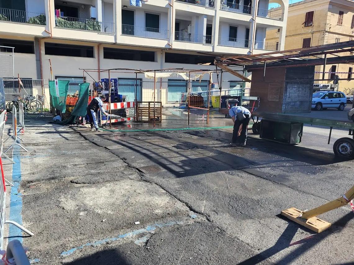 Piazza XXIV Maggio: rimossi i detriti dopo l&rsquo;incendio