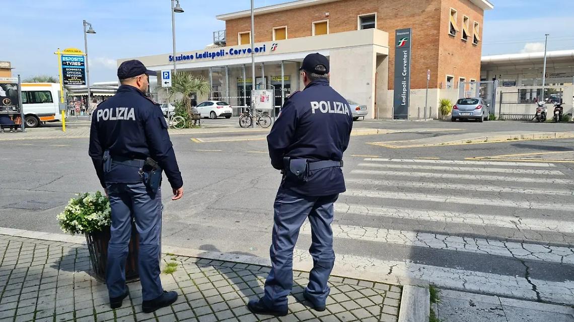 La palpeggia in stazione: bloccato