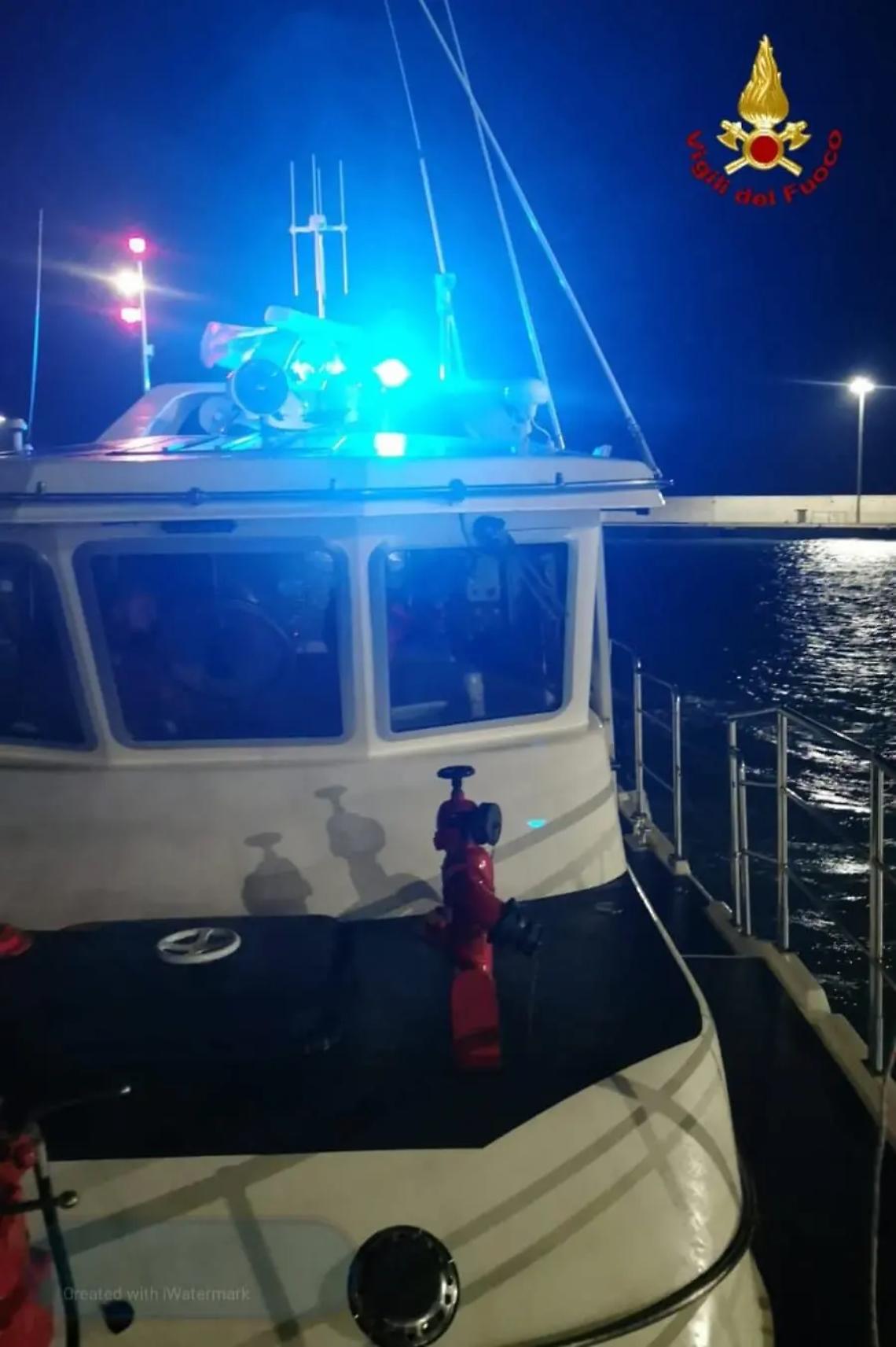 Cade dalla nave e muore: ritrovato dai Vigili del fuoco