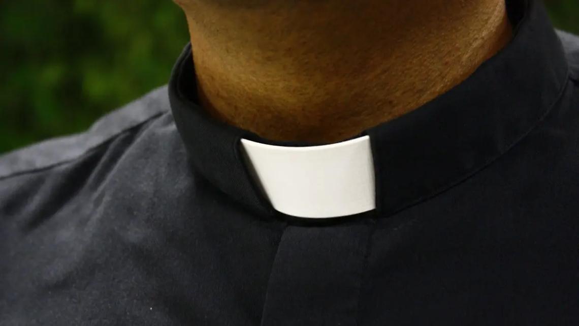 &laquo;Girano persone vestite da sacerdoti, la parrocchia &egrave; all&rsquo;oscuro di tutto&raquo;