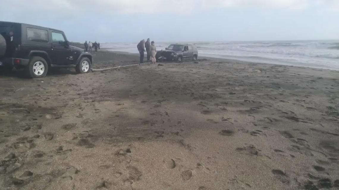 Resta bloccato con l&rsquo;auto in spiaggia