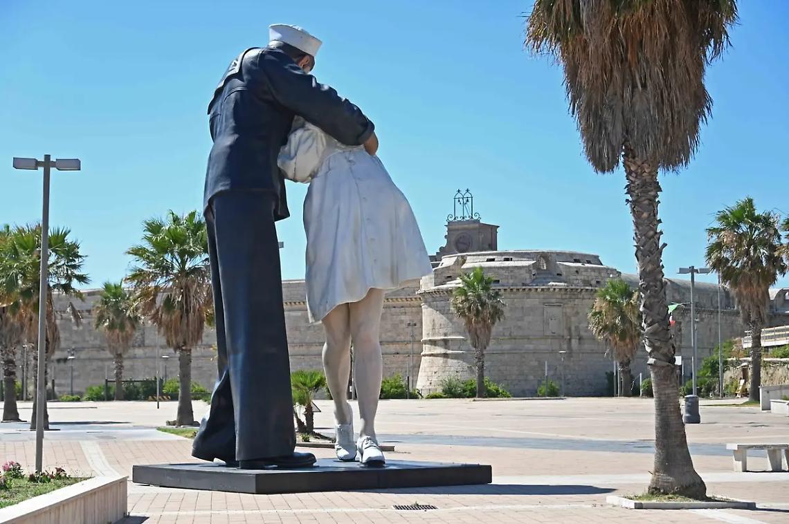 La Statua del bacio rester&agrave; ancora un anno a Civitavecchia