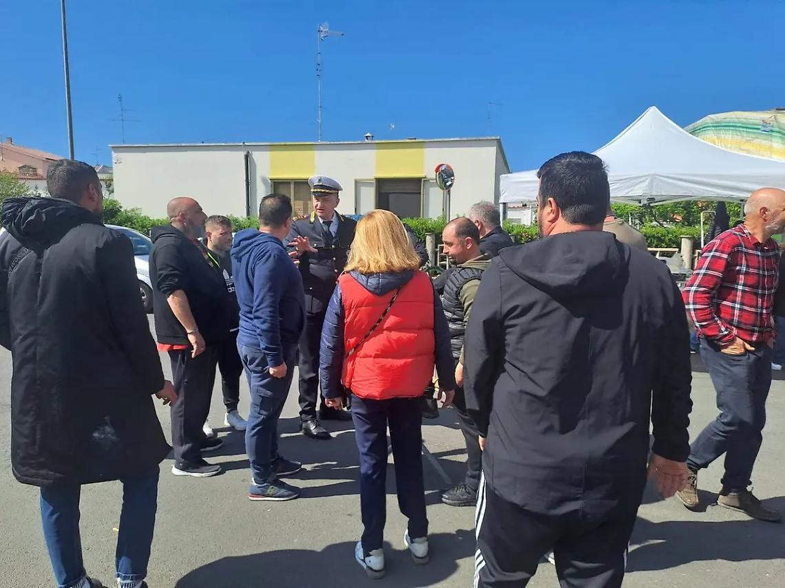 Viale Nenni, il mercatino resta