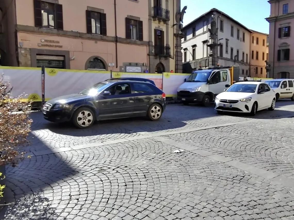 Largo alla sosta selvaggia in piazza del Plebiscito