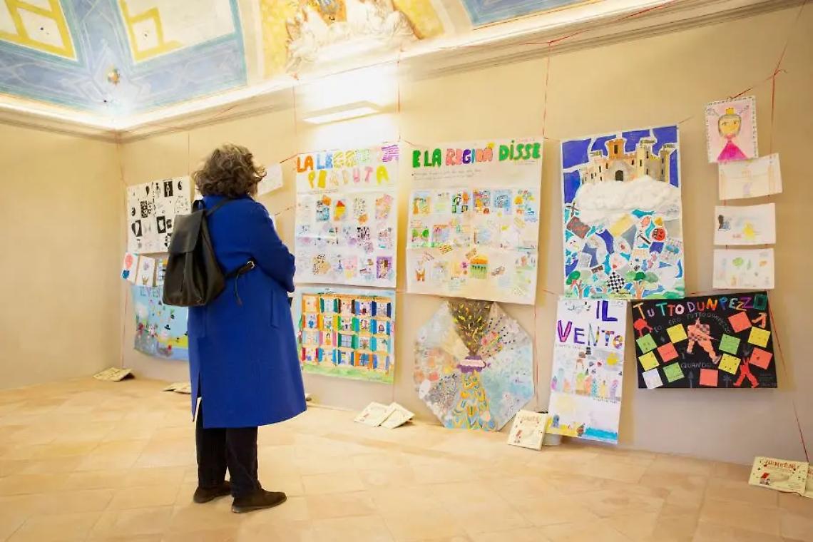 Alla mostra di &ldquo;Pagine a colori&rdquo; si legge ad alta voce con Susi Danesin