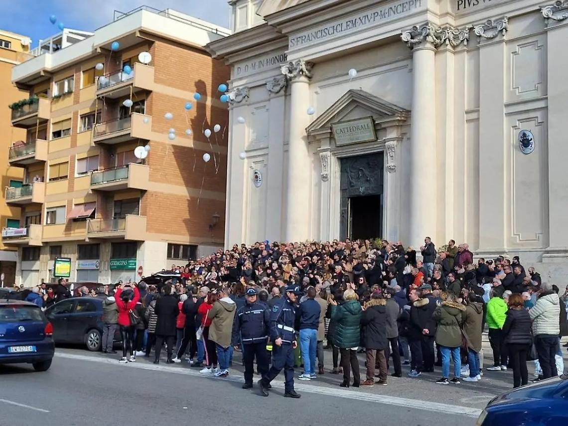 Buio pesto nelle strade intorno alla Cattedrale
