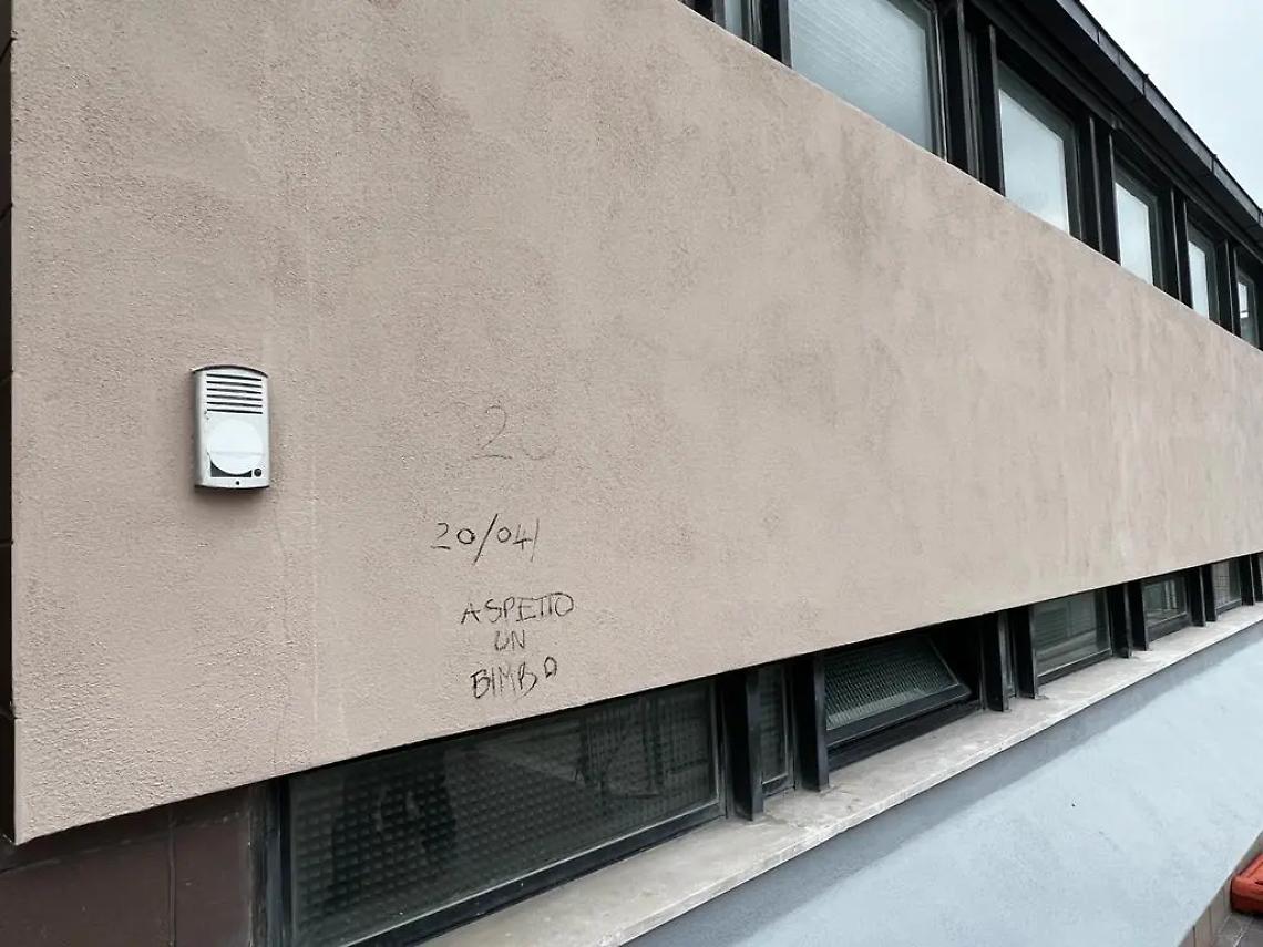 I vandali colpiscono anche in comune