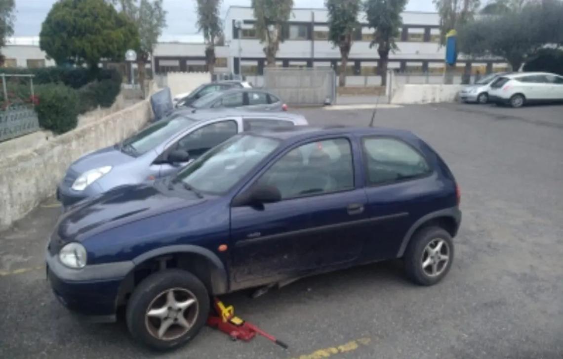 Auto danneggiate di notte: torna in azione la banda della &ldquo;marmitta&rdquo;