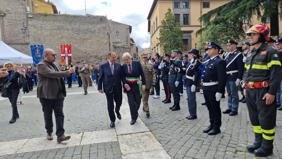 25 Aprile, Sgarbi contestato alle celebrazioni in piazza San Lorenzo