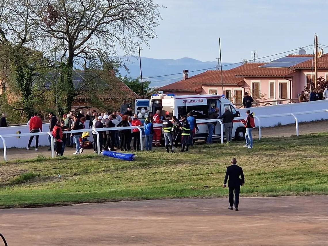 Palio di Sant&rsquo;Anselmo: cade un fantino e viene travolto da un cavallo