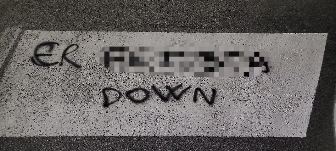 Segnali stradali e muri colpiti dai vandali