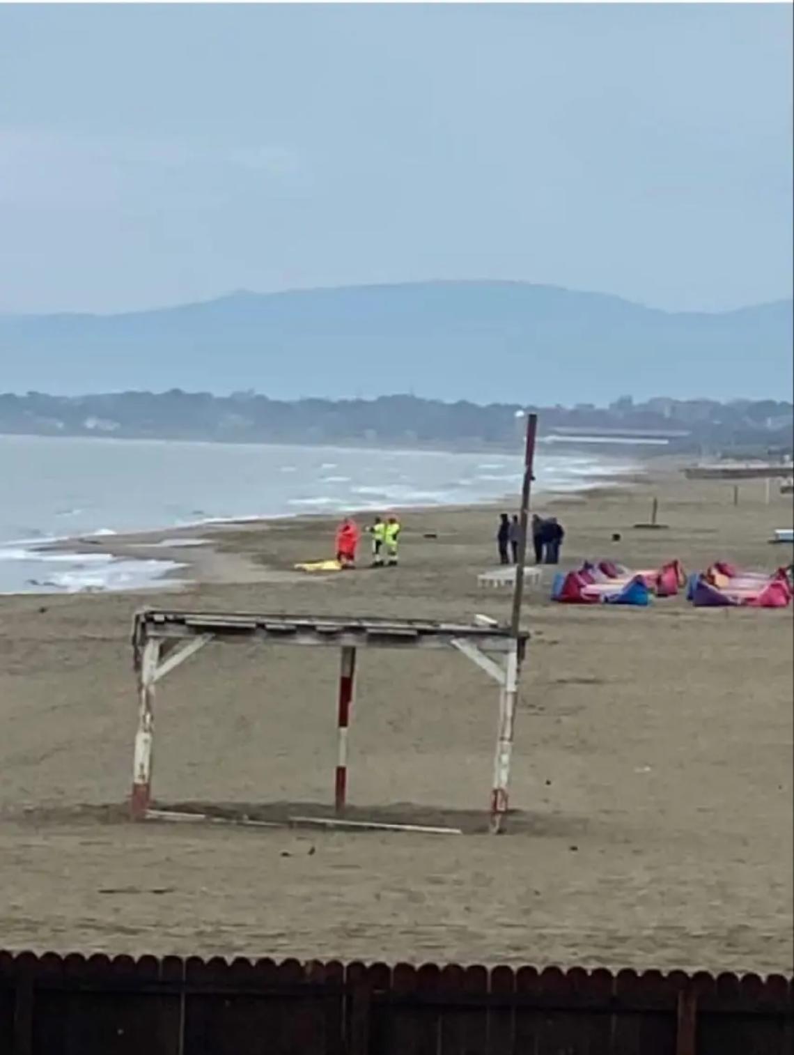 Cadavere in spiaggia: giallo a Passoscuro