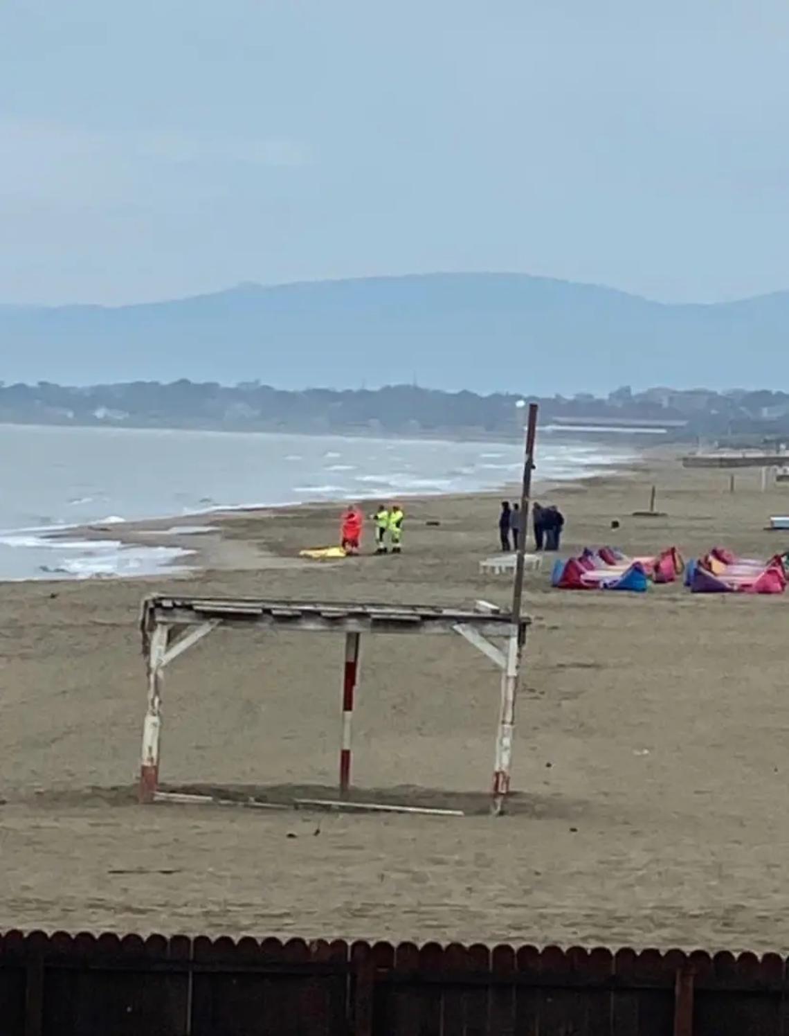 Cadavere sulla spiaggia di Passoscuro
