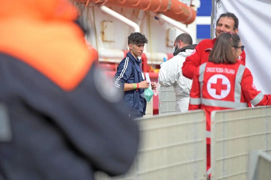 Ocean Viking, 11 i minori in citt&agrave;