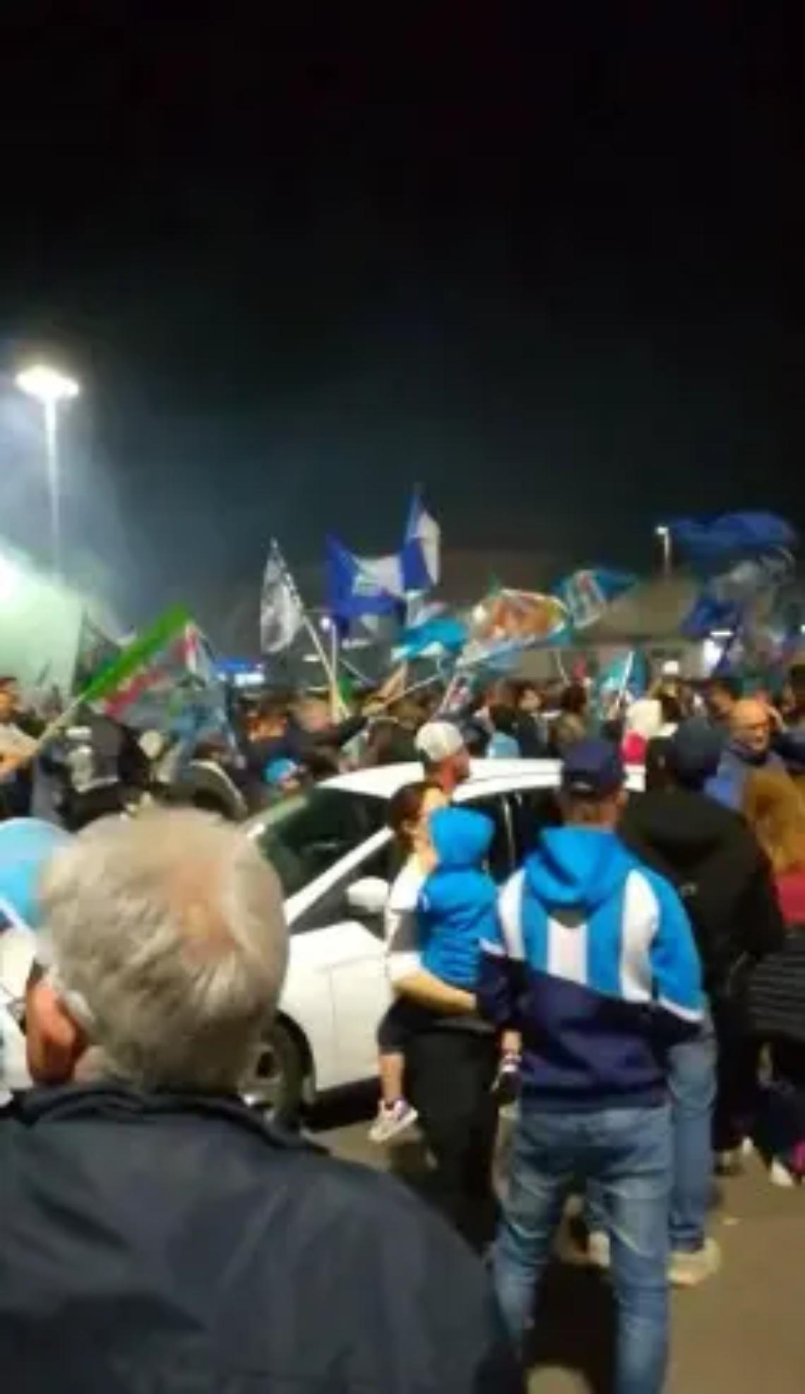 Il Napoli vince lo Scudetto ed esplode la festa: centinaia di persone in Darsena con i fumogeni