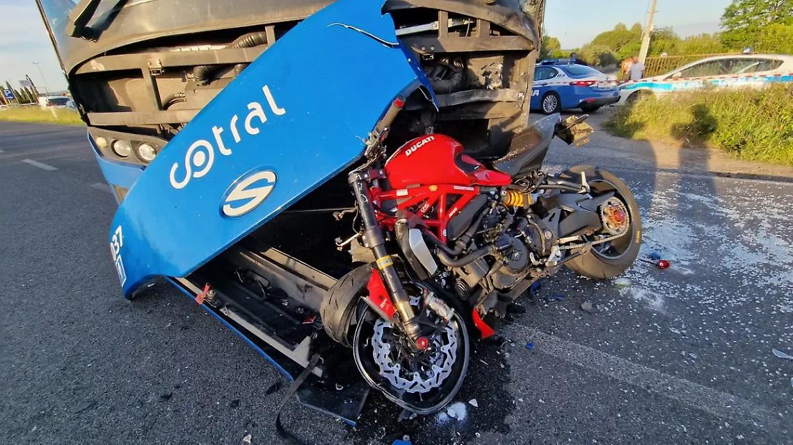 Scontro tra moto e bus: morto un centauro