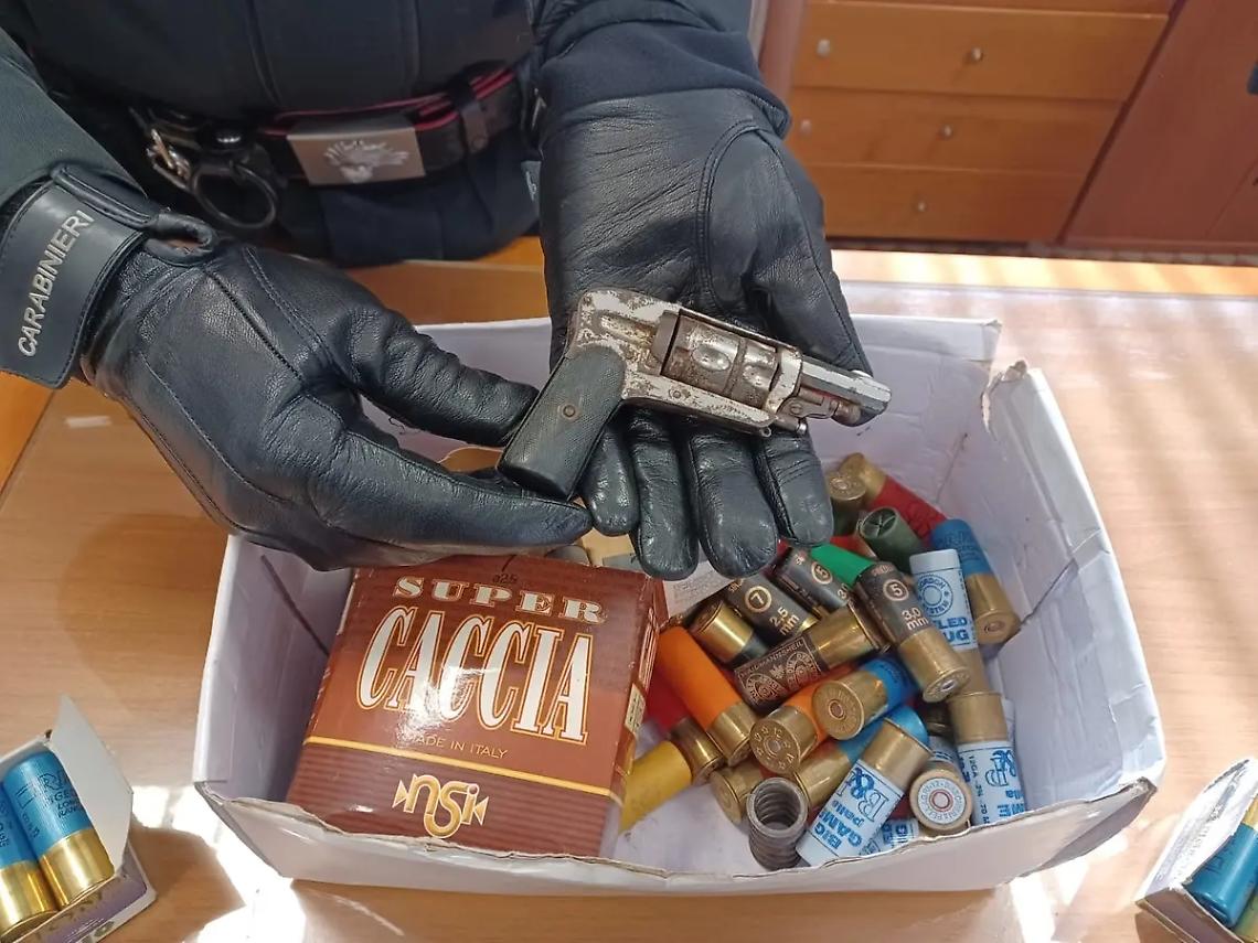 Scoperto con un&rsquo;arma clandestina e della droga in casa: arrestato 53enne