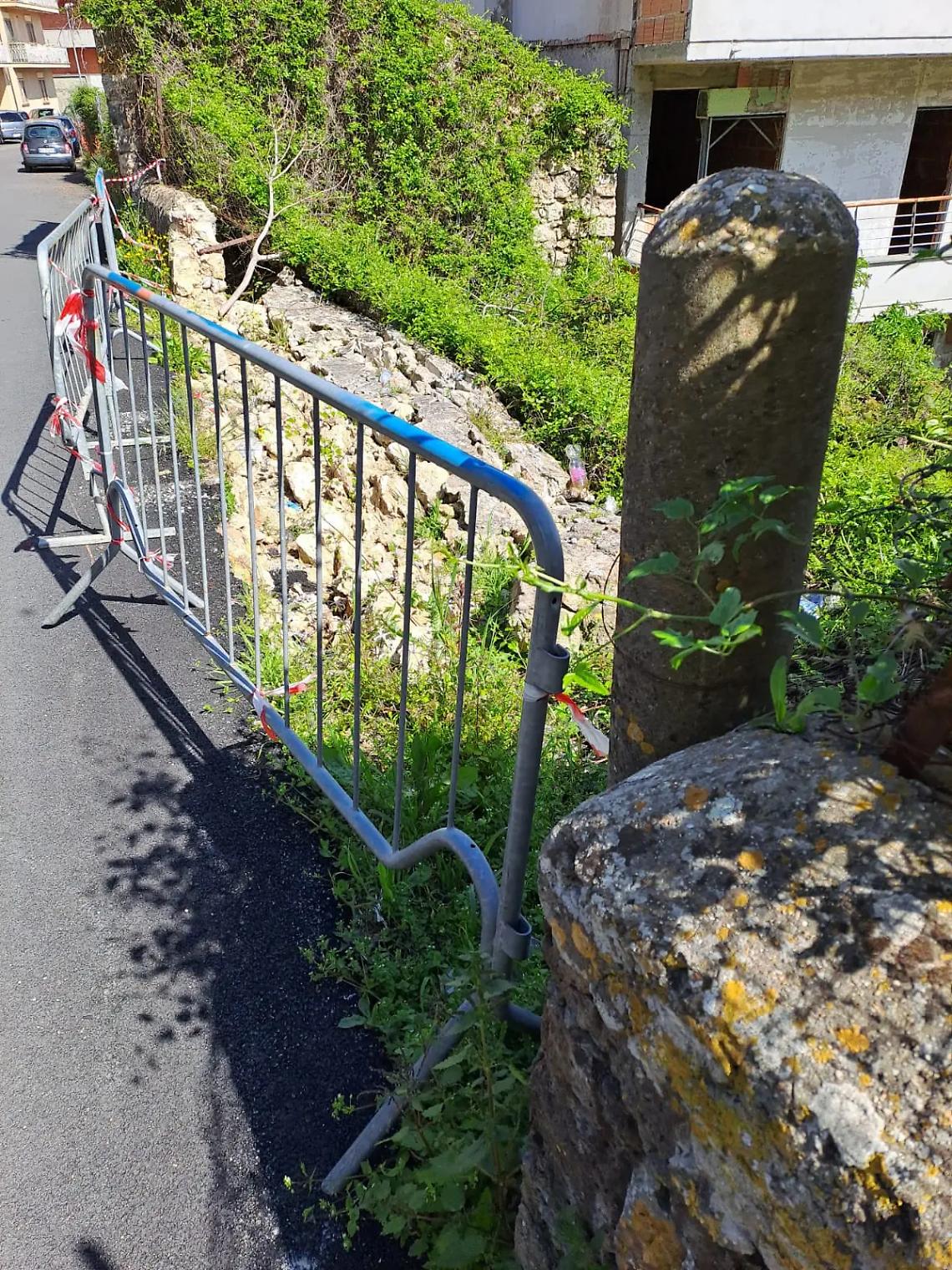 &laquo;Santa Severa nord nel degrado&raquo; &laquo;Ancora non &egrave; stato smaltito il vecchio tappetino sintetico&raquo;