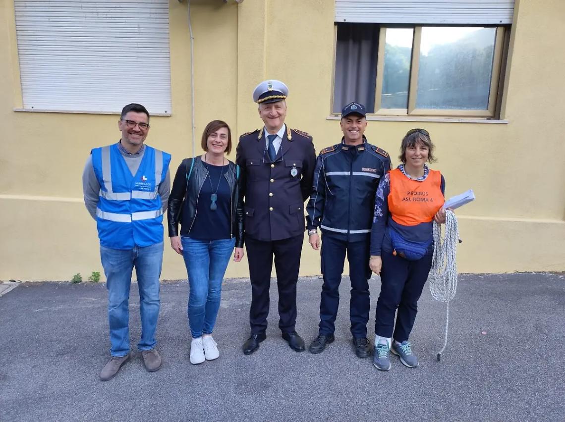 Pedibus, piccoli alunni a scuola a piedi per fare prevenzione