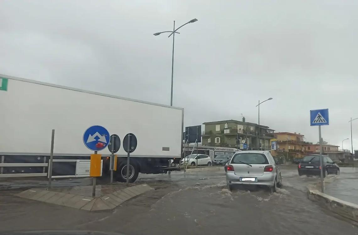 Pioggia sulla citt&agrave; e la rotatoria torna ad allagarsi