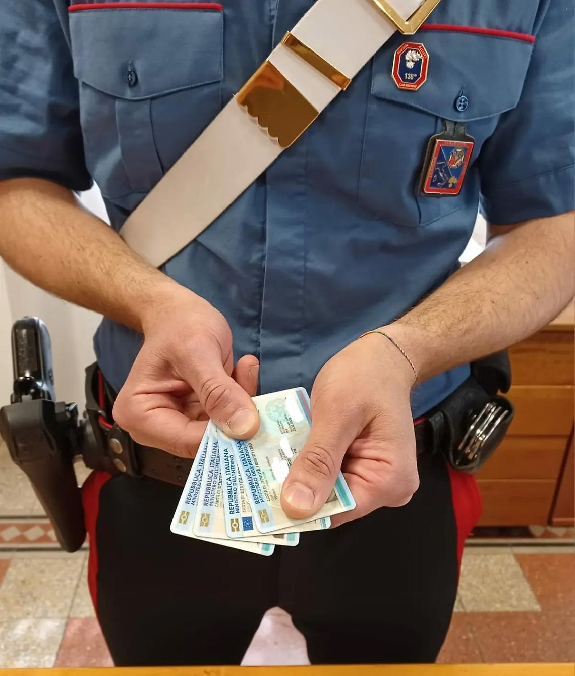 Scoperto con 4 carte di identit&agrave; false valide per l&rsquo;espatrio: arrestato