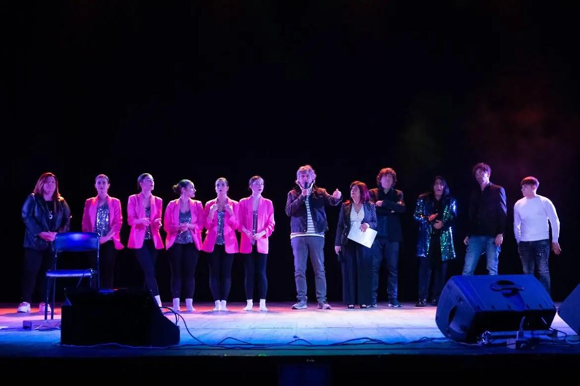 Itinerari fa il pieno: emozioni, risate e musica al teatro Traiano