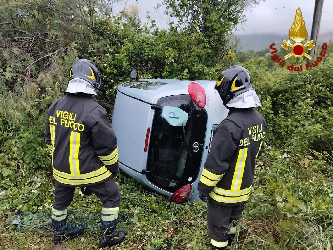 Sbanda con l&rsquo;auto: civitavecchiese soccorsa dai Vigili del fuoco