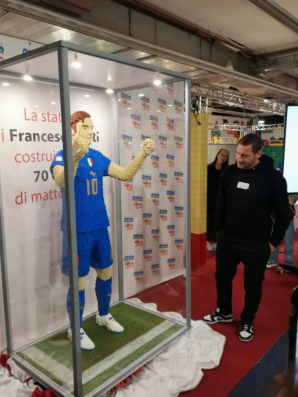 Un&rsquo;opera degna della sua grandezza: al The Wow la statua in mattoncini Lego di Francesco Totti