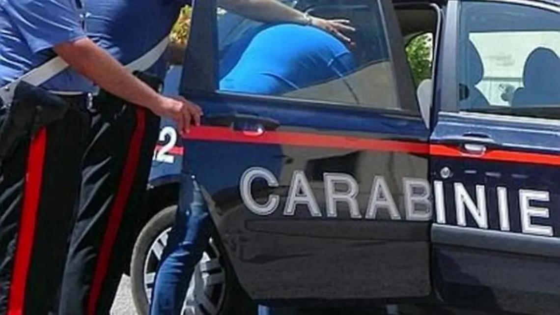 Tenta di palpeggiare una minorenne nelle parti intime