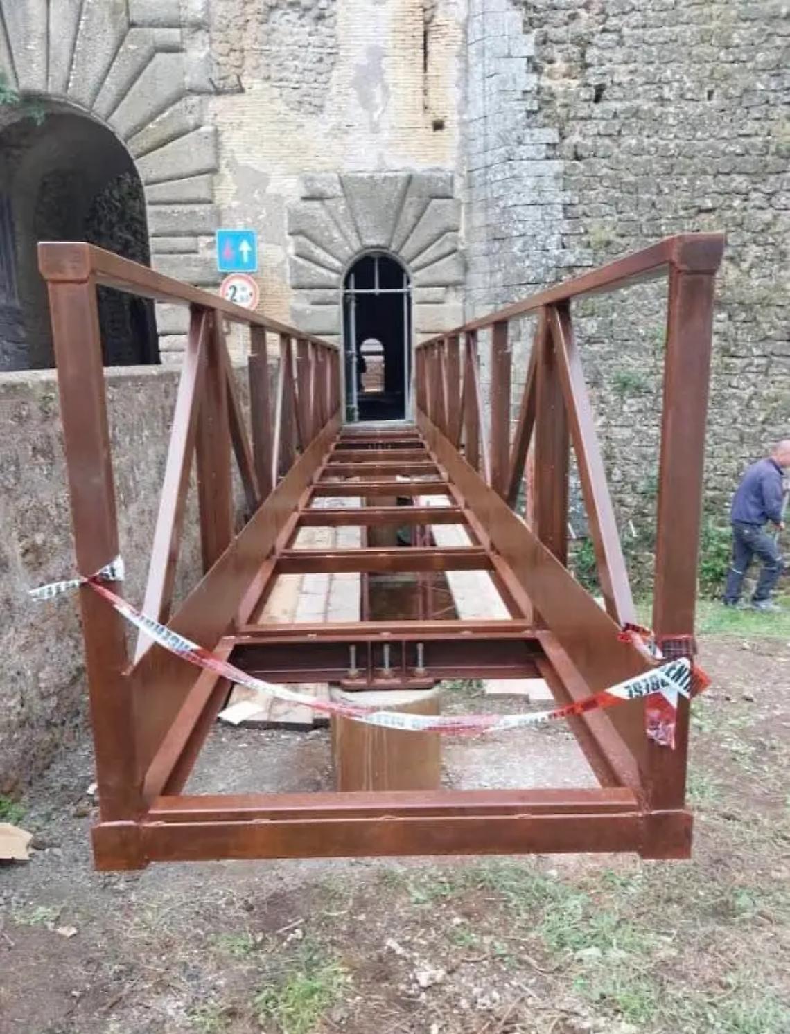 Castello dei Borgia, collocato il ponticello al lato di Porta Romana