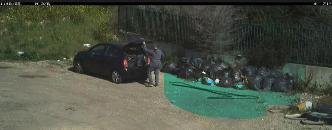 Sporcatore seriale beccato dalle fototrappole: 1800 euro di multa dalla Polizia locale