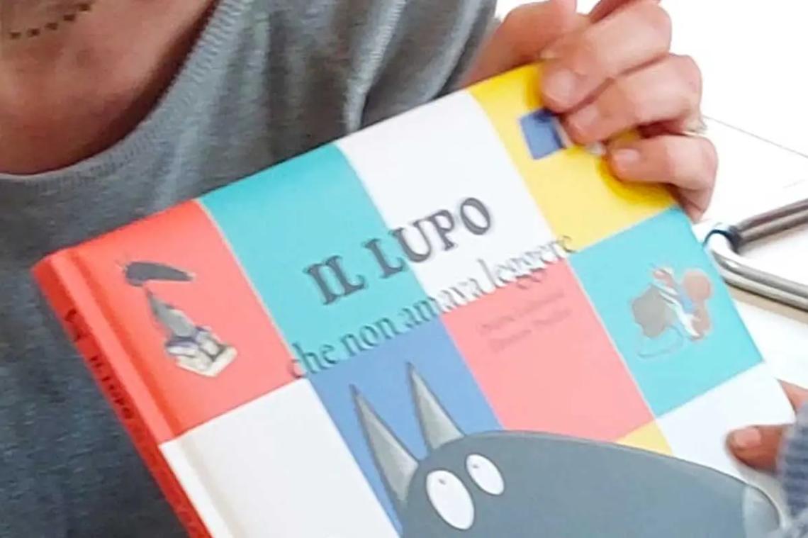 &ldquo;Il lupo che non amava leggere&rdquo; incanta i bimbi dell&rsquo;Infanzia
