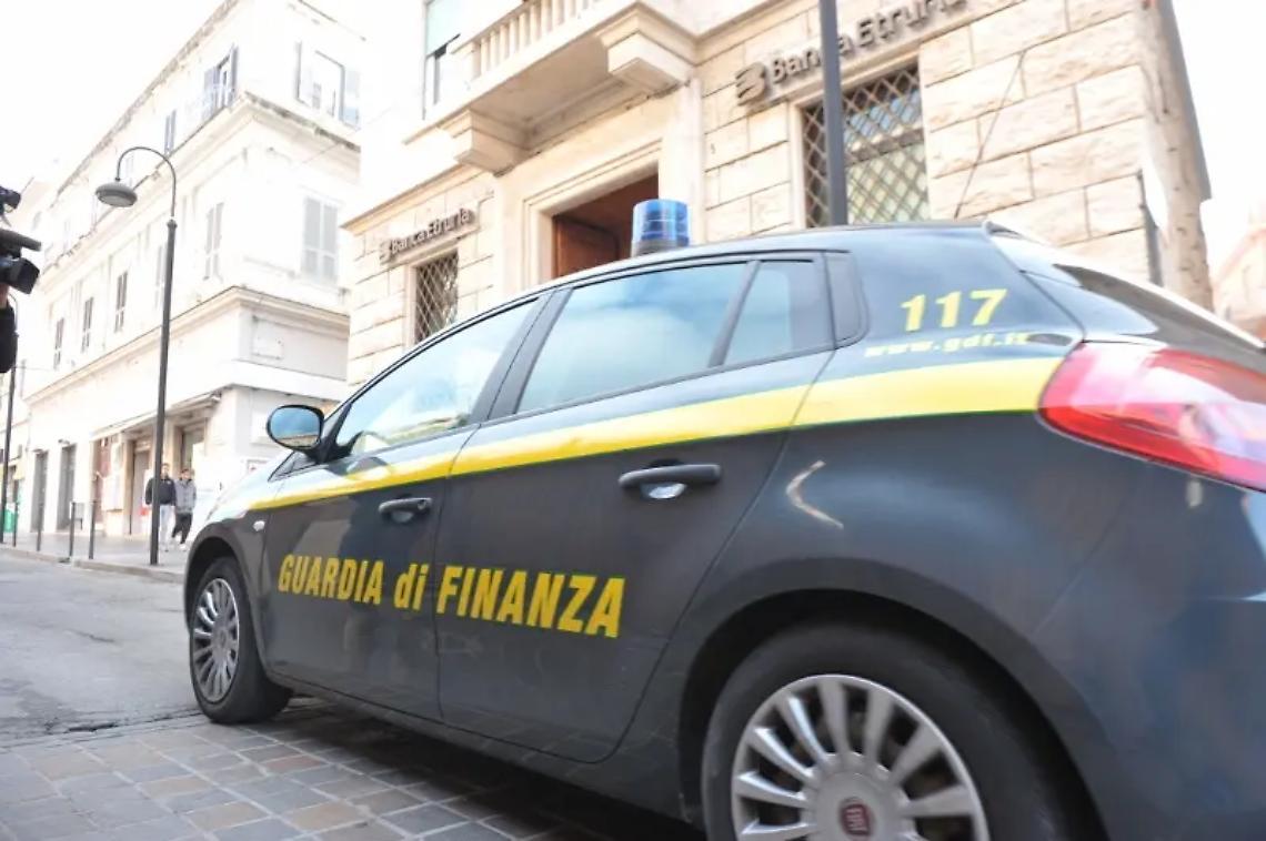 Bloccato dopo un inseguimento e trovato con 2 kg di hashish: arrestato