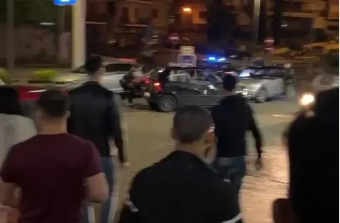 Maxi rissa nell&rsquo;area di servizio: auto presa a calci e pugni