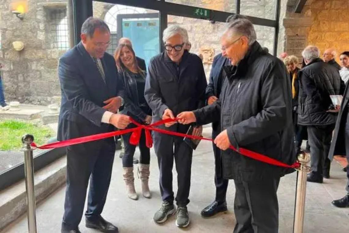Il vescovo inaugura la mostra &ldquo;Anfratti&rdquo;