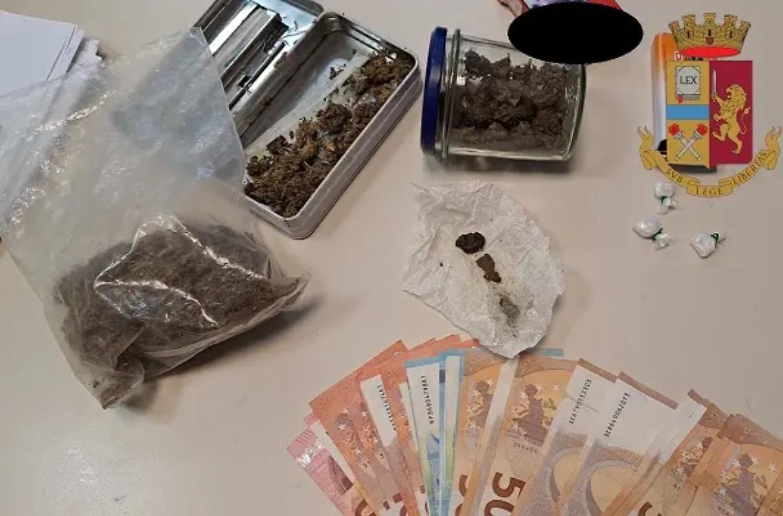 Gira in paese con la droga in tasca