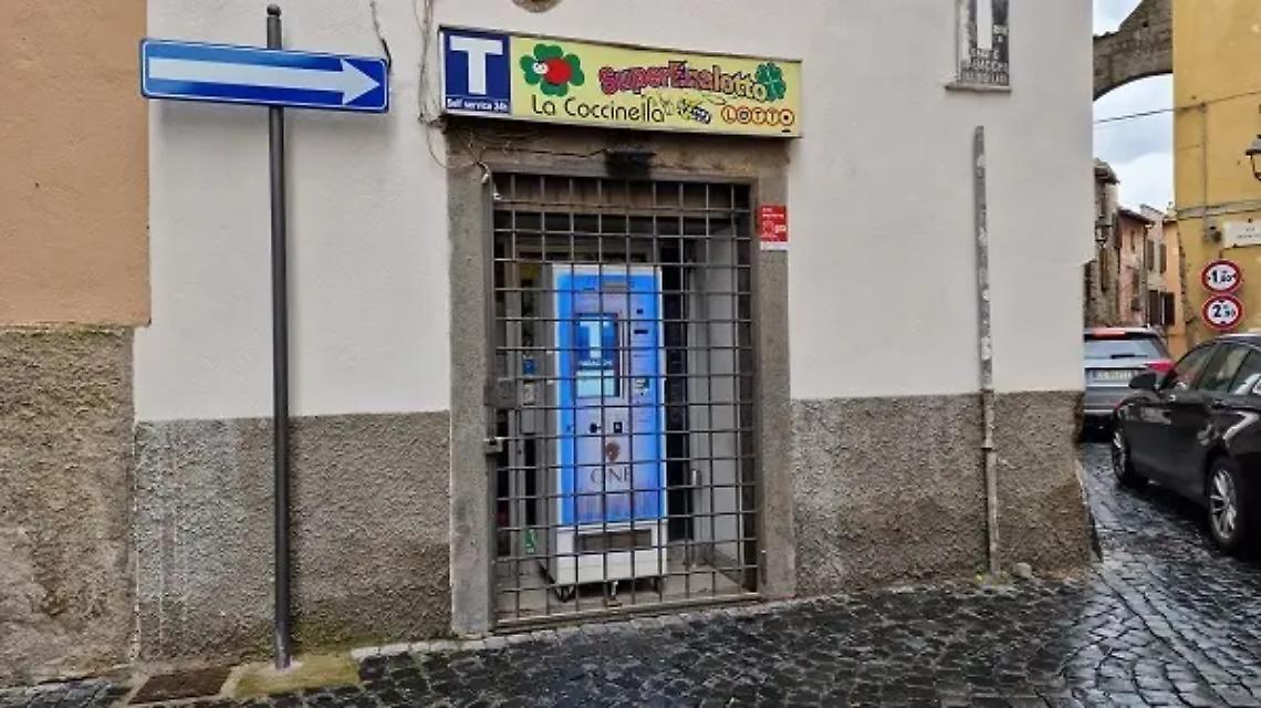 Brandendo una roncola tenta una rapina in tabaccheria