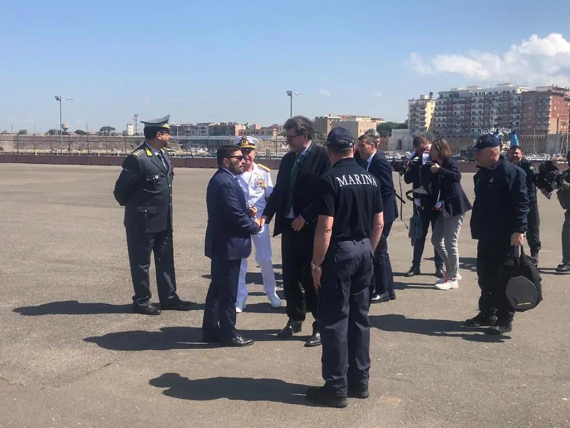 Il ministro Giorgetti atterra al porto di Civitavecchia e si imbarca sul sottomarino Venuti