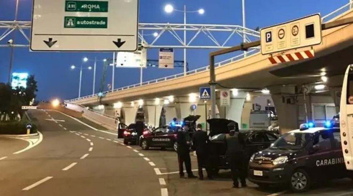 Ncc a caccia di clienti sorpresi a dividersi un gruppo di turisti: scatta l&rsquo;allontanamento