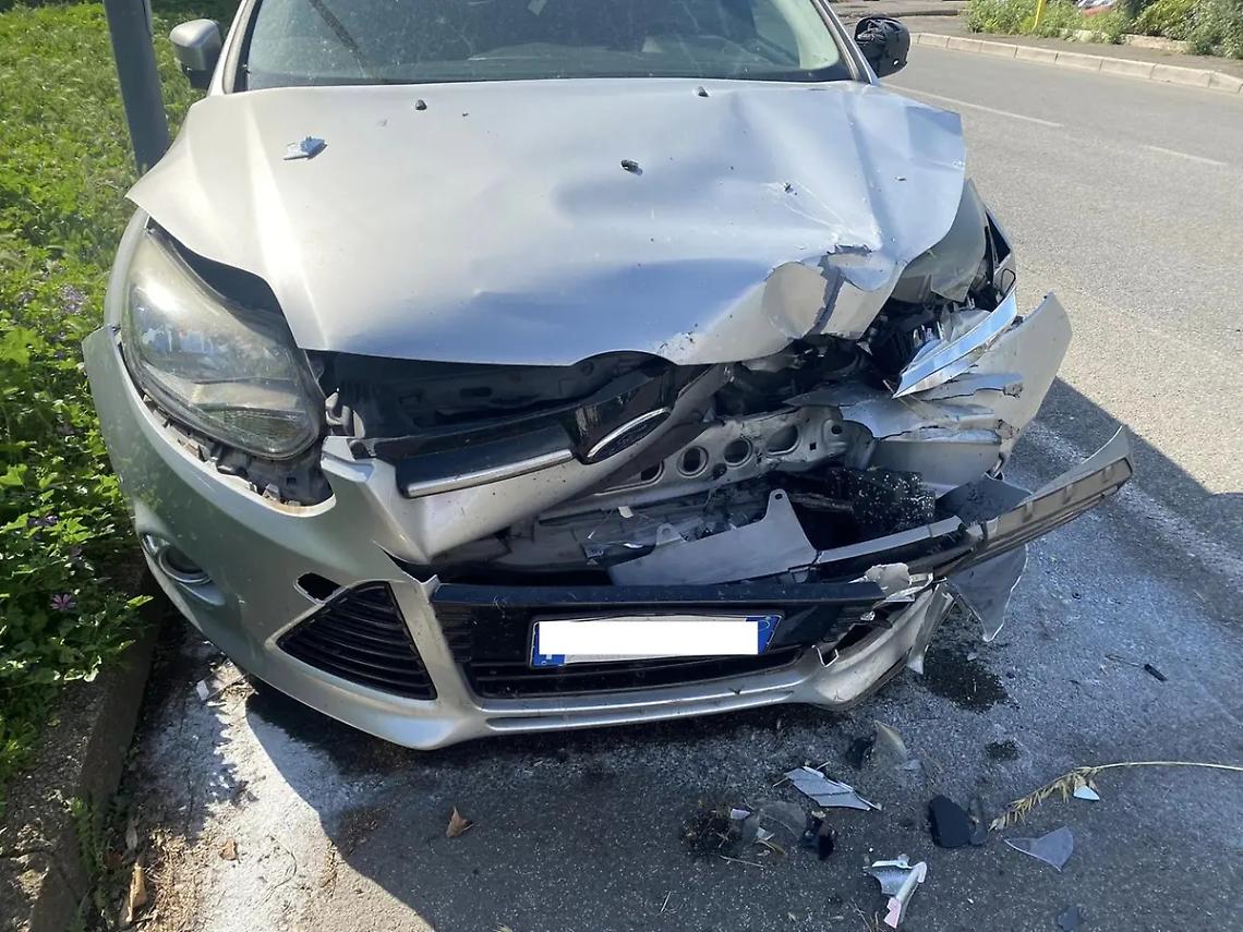 Finisce contro un&rsquo;auto in sosta e si d&agrave; alla fuga