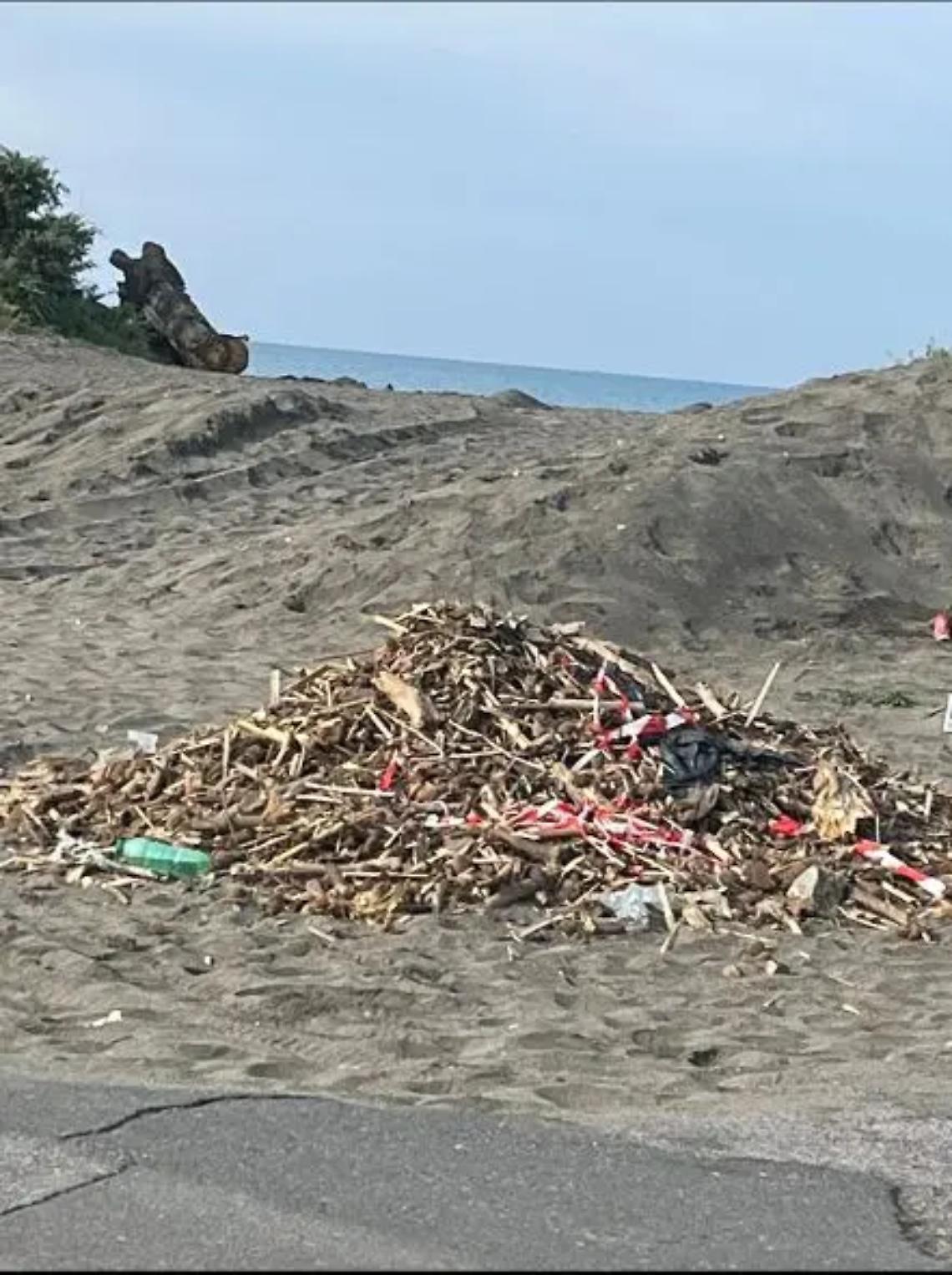 &laquo;Degrado e pericoli alla Marina: legname, sabbia e rifiuti accatastati ai bordi delle spiagge da oltre un mese&raquo;