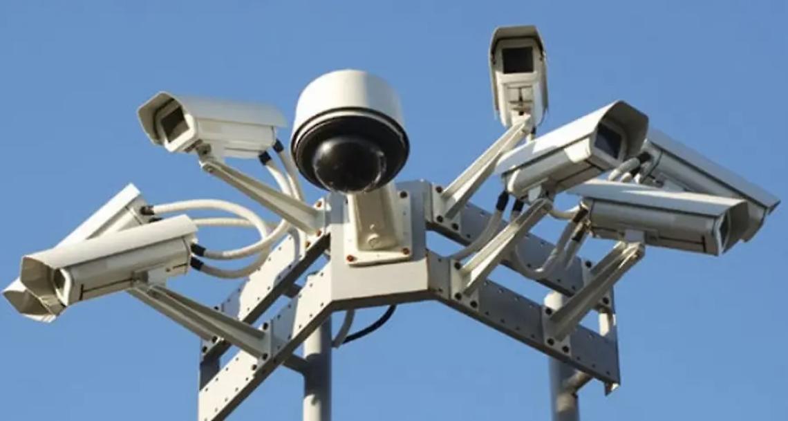 Vandali in azione nella notte: prese di mira le telecamere del sistema di videosorveglianza