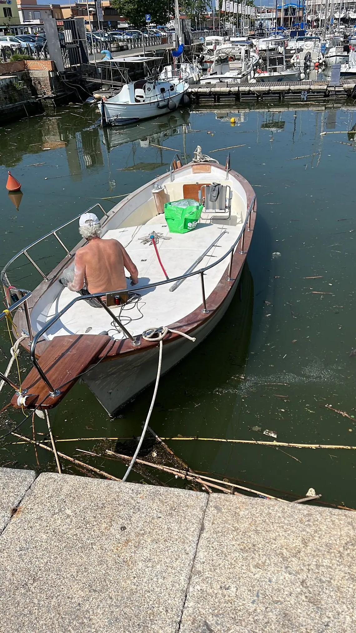 Scempio in Darsena: rifiuti e vetroresina in mare