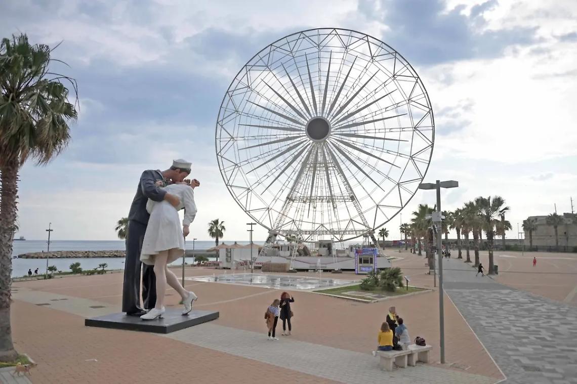 Statua del bacio e ruota panoramica restano ancora alla Marina