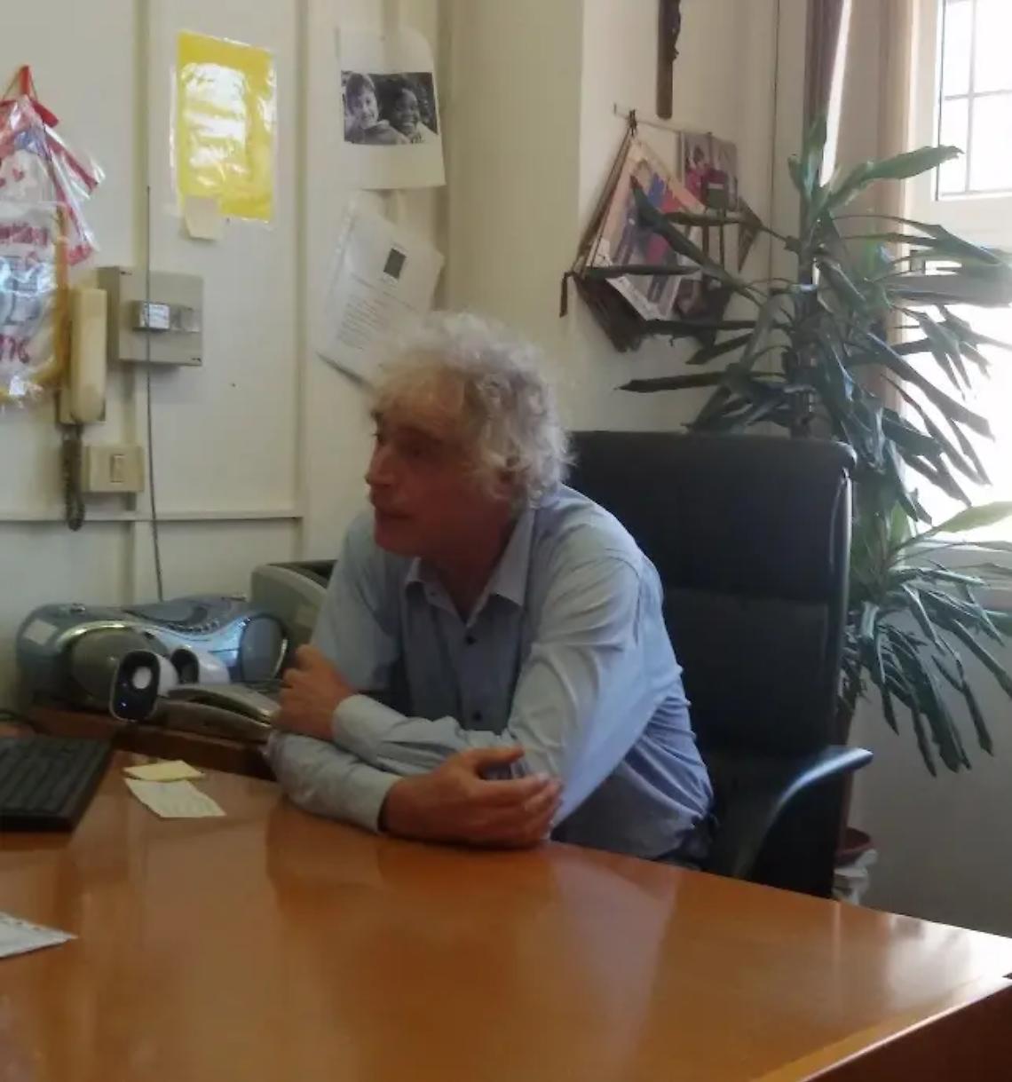 Attori in campo per i bambini della scuola