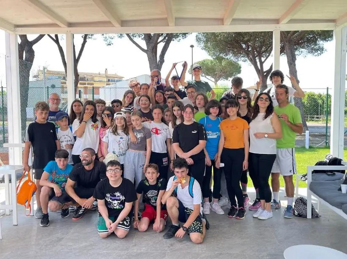Gli studenti dell&rsquo;istituto &ldquo;San Benedetto&rdquo; a lezione di padel a Tarquinia Lido