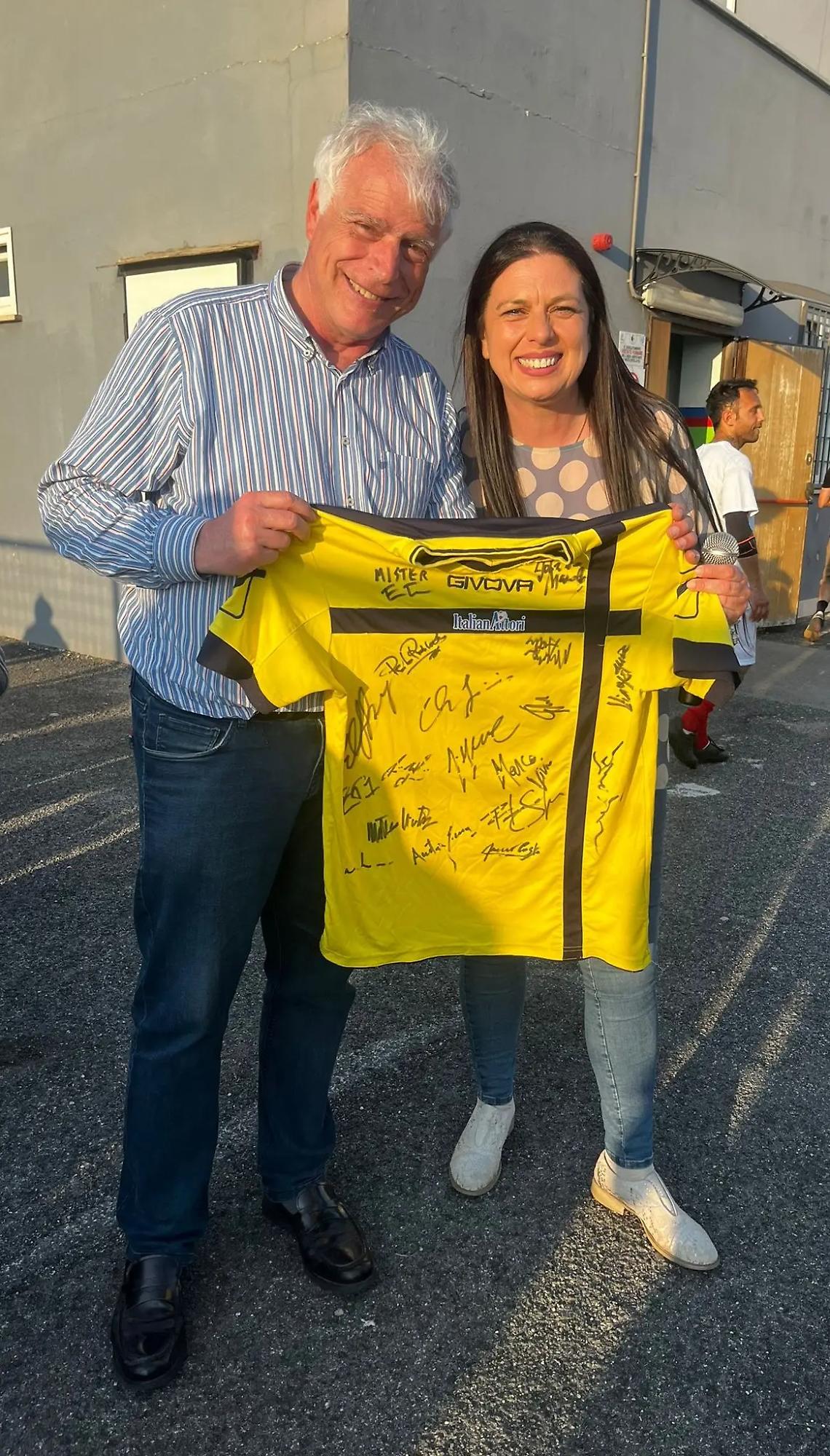 Attori e forze dell&rsquo;ordine in campo per i bambini