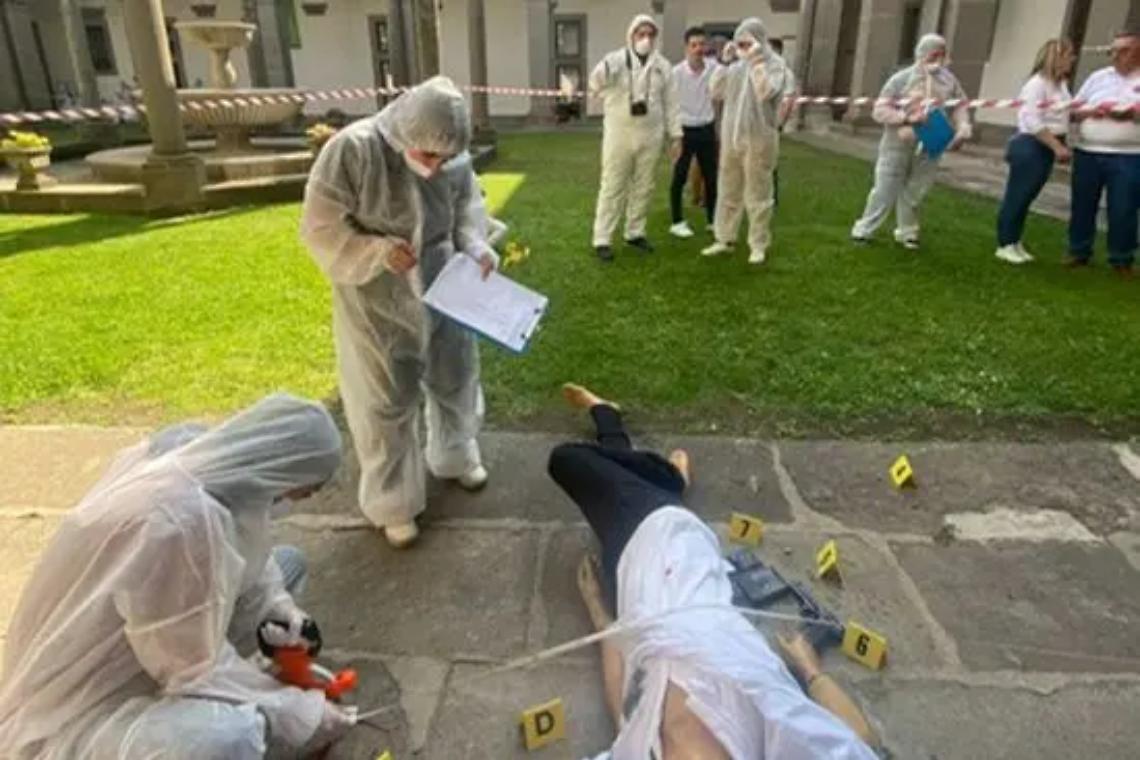 Aspiranti investigatori sulla scena del crimine